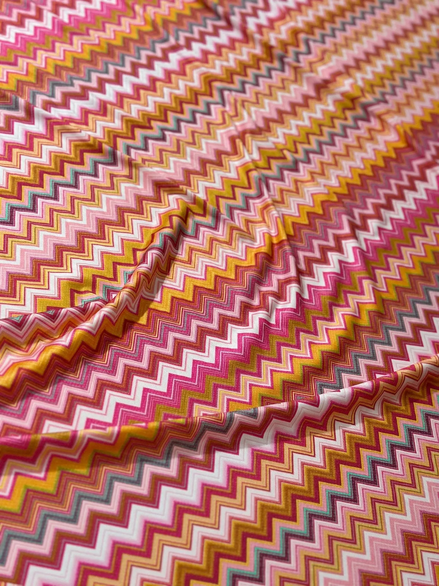 4-Way Stretch Fabric with Zigzag Pattern for Versatile Use