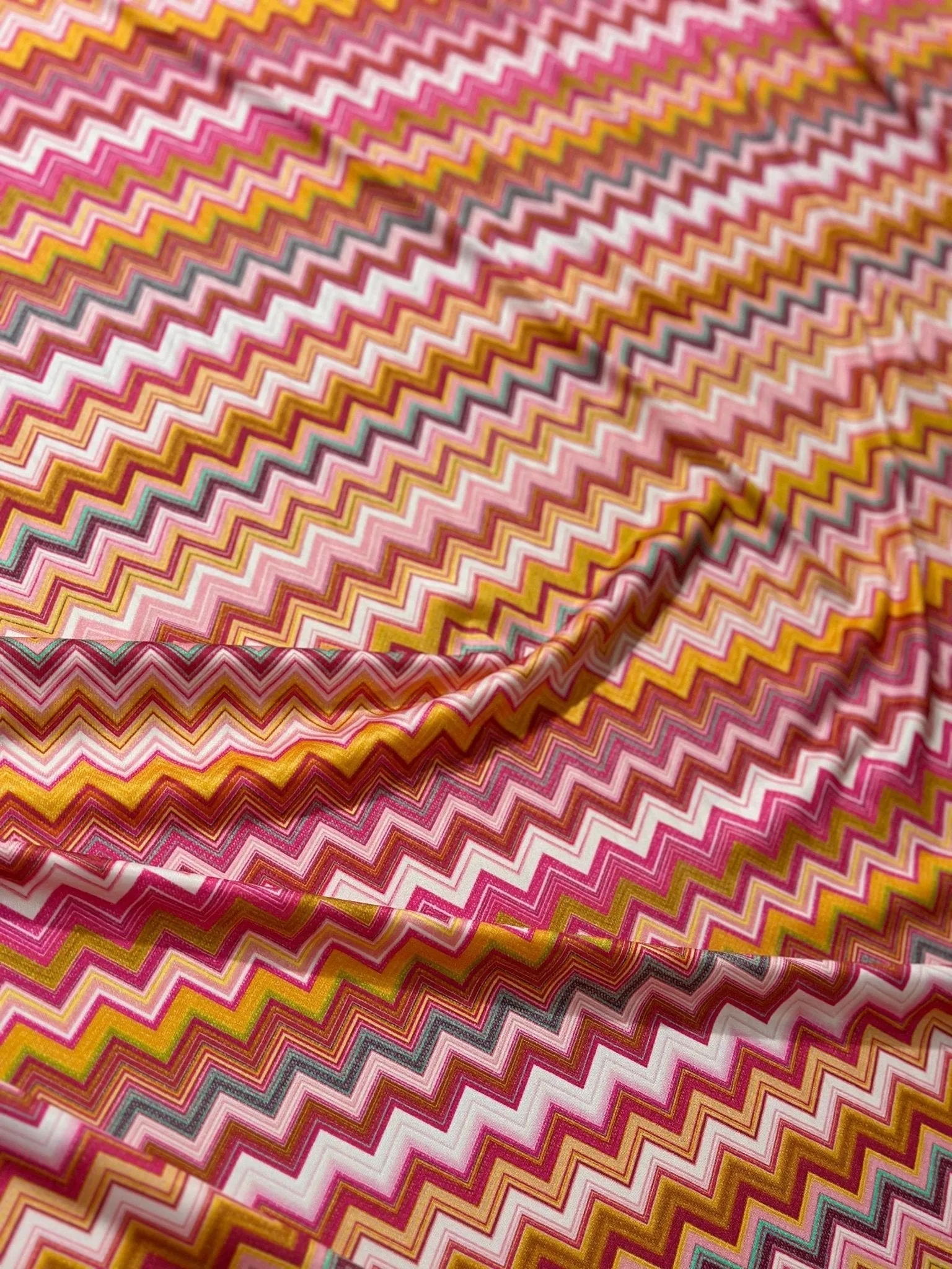 4-Way Stretch Fabric with Zigzag Pattern for Versatile Use