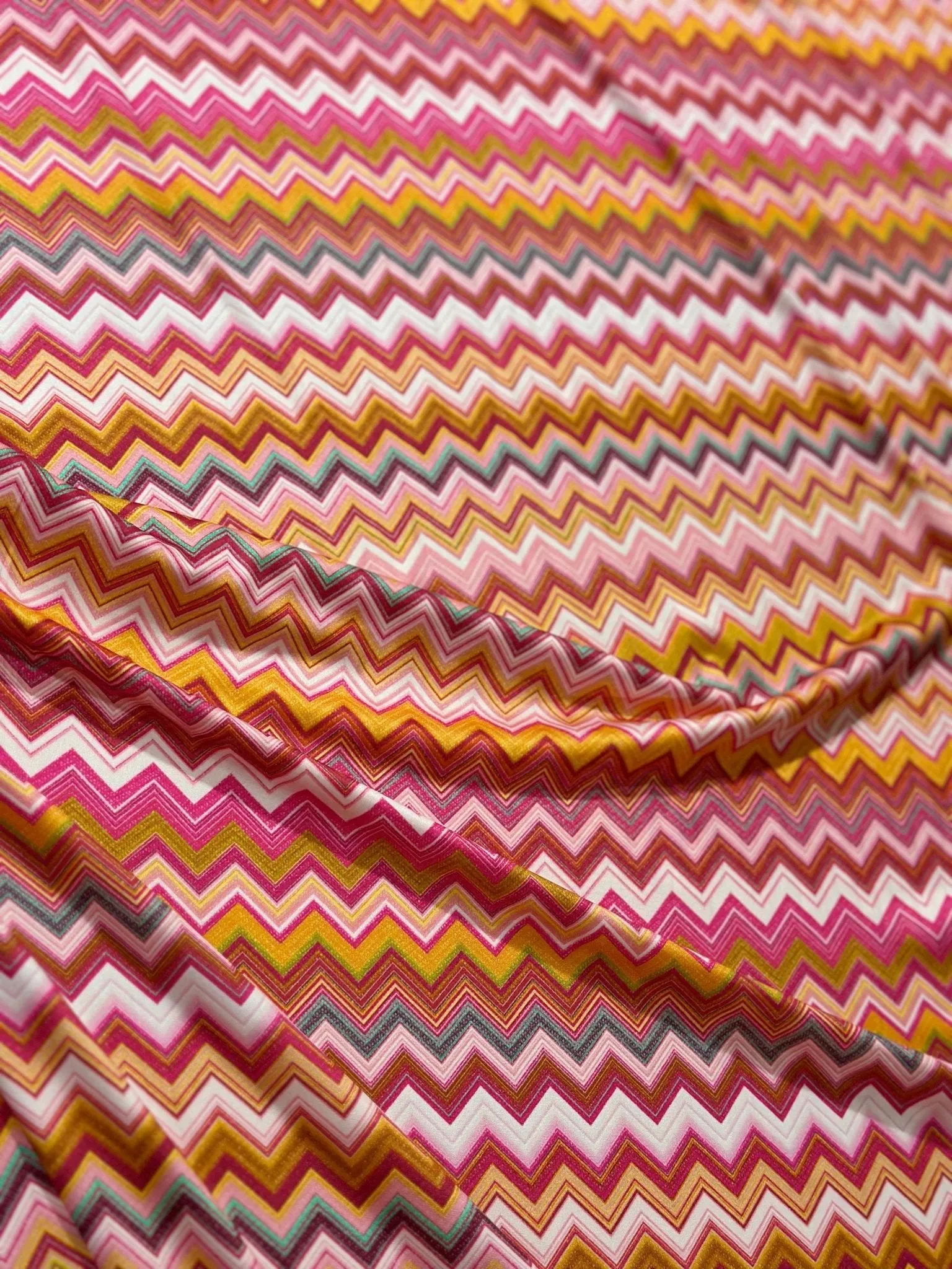 4-Way Stretch Fabric with Zigzag Pattern for Versatile Use