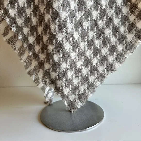 Ann Taylor cape grey white  textured houndstooth knit pattern one size NWT