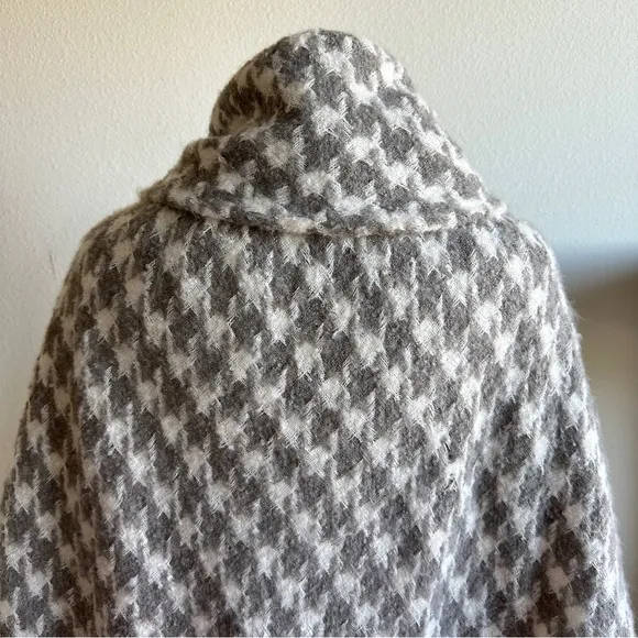Ann Taylor cape grey white  textured houndstooth knit pattern one size NWT