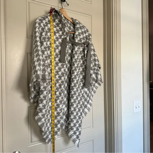 Ann Taylor cape grey white  textured houndstooth knit pattern one size NWT