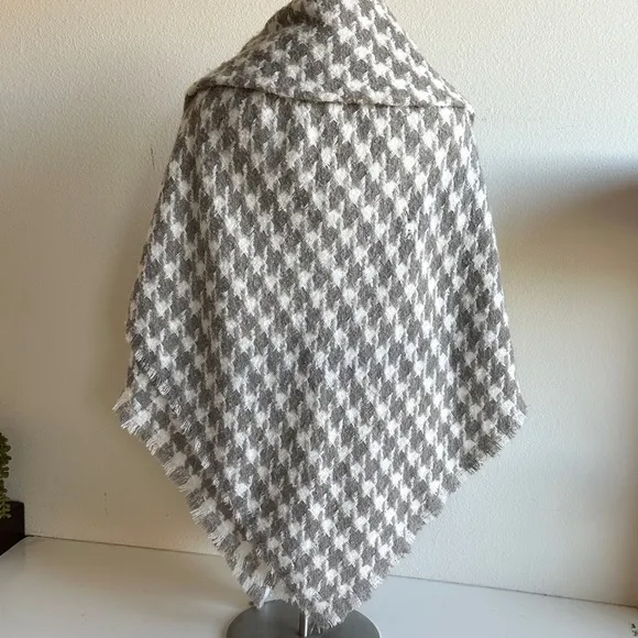 Ann Taylor cape grey white  textured houndstooth knit pattern one size NWT