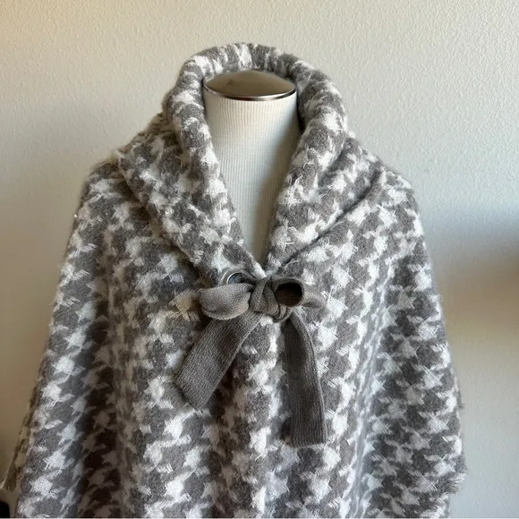 Ann Taylor cape grey white  textured houndstooth knit pattern one size NWT