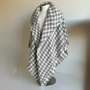 Ann Taylor cape grey white  textured houndstooth knit pattern one size NWT