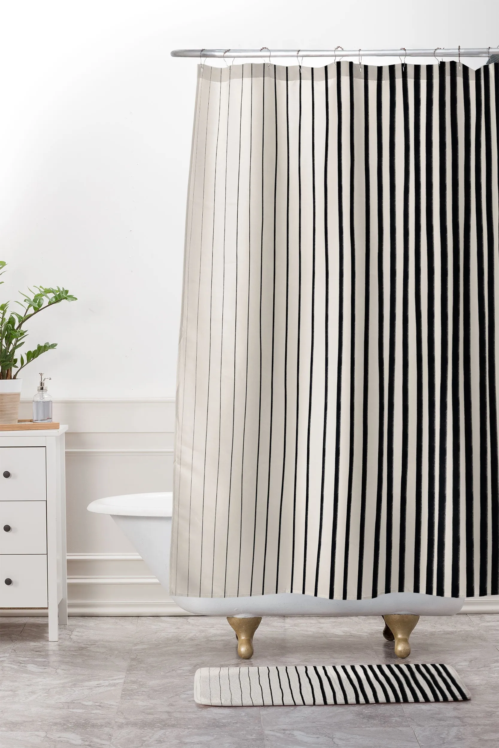 BLACK VERTICAL LINES MEMORY FOAM BATH MAT