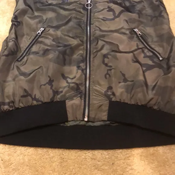 ROCK &amp; REPUBLIC CAMO PATTERN WINDBREAKER/JACKET • BLACK TRIM • sz S